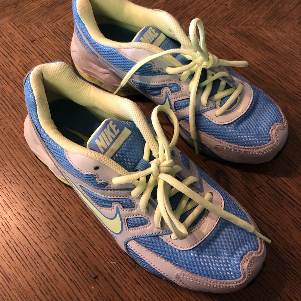 Nike Reax Youth Size 6 sneakers